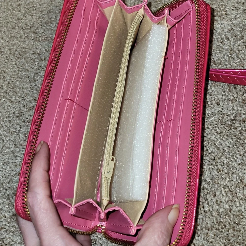 Hot Pink Patent Wallet Wristlet Zip Around Clutch Organizer Gold‎ Tone Medallion